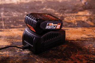 Fuse punjac 18V 2.4 A