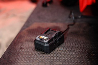 Fuse punjac 18V 2.4 A