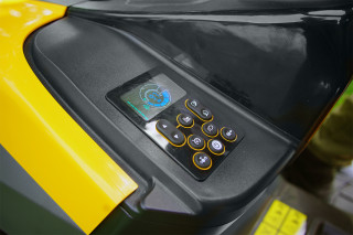 Akumulatorski traktor kosačica Stiga Estate 384 E 