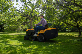 Akumulatorski traktor kosačica Stiga Estate 384 E 