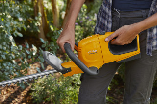 Akumulatroski trimer za zivu ogradu Stiga SHT 100 AE Kit (sa punjačem i baterijom)