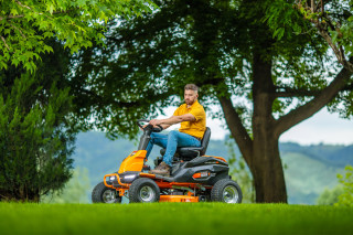 Akumulatorska traktor kosačica Villager Capricorn 38