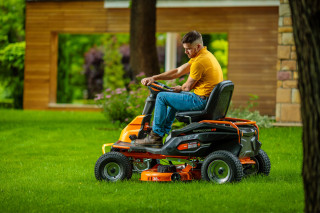 Akumulatorska traktor kosačica Villager Capricorn 38