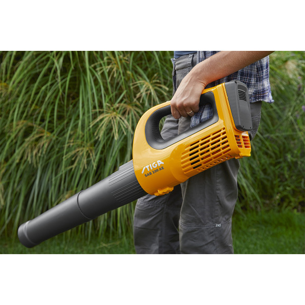 Akumulatorski duvac Stiga SAB 100 AE Kit (sa punjačem i baterijom)