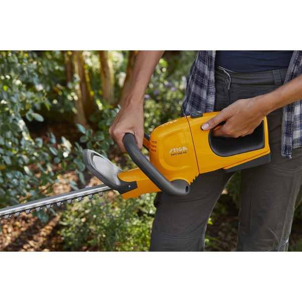 Akumulatroski trimer za zivu ogradu Stiga SHT 100 AE Kit (sa punjačem i baterijom)